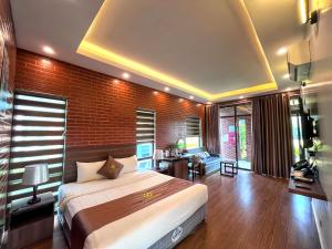 木州县Emopea Moc Chau的一间带大床和砖墙的卧室