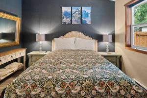 Postel nebo postele na pokoji v ubytování Mt Rainier Retreat with Spa Bathroom-Hot Tub-Fireplace + 28 fotografií