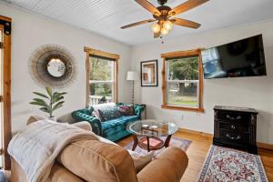 TV a/nebo společenská místnost v ubytování Mt Rainier Retreat with Spa Bathroom-Hot Tub-Fireplace