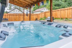 Bazén v ubytování Mt Rainier Retreat with Spa Bathroom-Hot Tub-Fireplace nebo v jeho okolí