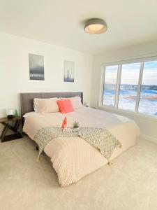 Ένα ή περισσότερα κρεβάτια σε δωμάτιο στο BRAND NEW 3 BR Entire Home SW 15mins Airport & WEM