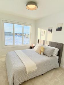 Ένα ή περισσότερα κρεβάτια σε δωμάτιο στο BRAND NEW 3 BR Entire Home SW 15mins Airport & WEM