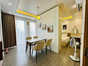 Una habitación con una mesa y sillas y un dormitorio. en Chuỗi Villa 7 Phòng Ngủ Hạ Long - Harborbay HB77, en Ha Long