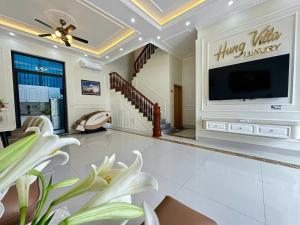 sala de estar con TV grande en la pared en Chuỗi Villa 7 Phòng Ngủ Hạ Long - Harborbay HB77, en Ha Long