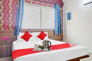 Postel nebo postele na pokoji v ubytování SPOT ON Swarg Executive Paradise Near Fun Time Multiplex