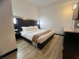 Кровать или кровати в номере Dreamtel Kota Kinabalu