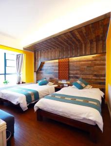 Rúm í herbergi á Zhangjiajie Tianmen Mountain North Latitude 29 Degrees B&B