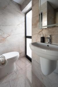 Un baño de Seaview Escape Summer Nights Guesthouse