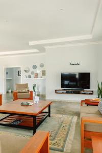 ein Wohnzimmer mit Sofa und Tisch in der Unterkunft Sarita Village Homes in Arusha