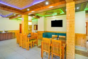 Foto sihtkohas Manāli asuva majutusasutuse !!! Hotel The Nirvana Hills By Hotel Manu !!! A Luxury Stay With Mountain View!!!Couple Friendly!!! Balcony Rooms!!!Open Terrace With 360 View!!! galeriist