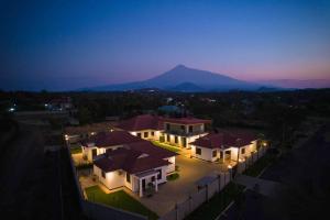 eine Luftansicht eines Hauses mit einem Berg im Hintergrund in der Unterkunft Sarita Village Homes in Arusha