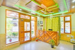 Foto sihtkohas Manāli asuva majutusasutuse !!! Hotel The Nirvana Hills By Hotel Manu !!! A Luxury Stay With Mountain View!!!Couple Friendly!!! Balcony Rooms!!!Open Terrace With 360 View!!! galeriist