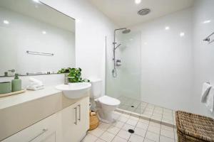 Ένα μπάνιο στο Beachfront Bliss with Ocean Views +30 φωτογραφίες
