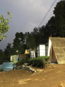 瓦加蒙Soon tents的一群晚上在村子里的小屋