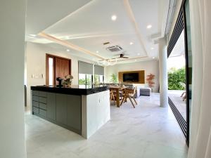 โทรทัศน์และ/หรือระบบความบันเทิงของ Rawai Duplex Style Luxurious 4-BR Private Pool Villa