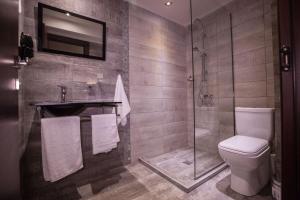 La salle de bains est pourvue d'une douche, de toilettes et d'un lavabo. dans l'établissement Diamond City Living, à Dráma