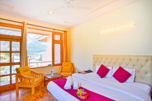 Foto sihtkohas Manāli asuva majutusasutuse !!! Hotel The Nirvana Hills By Hotel Manu !!! A Luxury Stay With Mountain View!!!Couple Friendly!!! Balcony Rooms!!!Open Terrace With 360 View!!! galeriist