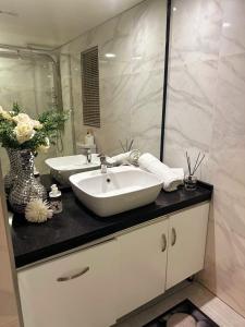 un baño con lavabo y espejo en Vuurpyl Accommodation, en Klerksdorp