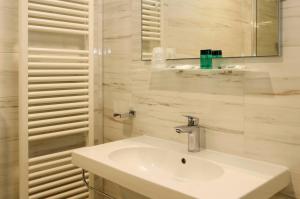 Bilik mandi di Dama Hotel