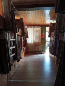 Knihovna v hostelu