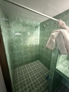 カロンビーチにあるKaron Cove at Seabreeze Innのガラスドア付きのシャワー付きのバスルーム +19枚の写真