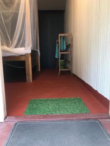 una piccola camera con un tappeto verde sul pavimento di Salt Bay Kite and Dive Resort a Kalpitiya