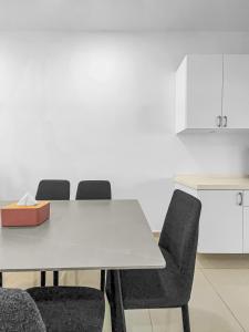 A kitchen or kitchenette at Entire 4 Bedroom Landed House, Yong Peng, Johor, Malaysia - Suitable for leisure, wedding & Big group travellers, Free Netflix, In- House Parking, 1min to Dragon Temple, 5 mins to MCD& KFC, 30 mins to Organic Farms