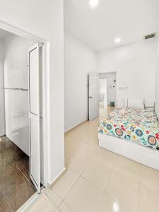 A bed or beds in a room at Entire 4 Bedroom Landed House, Yong Peng, Johor, Malaysia - Suitable for leisure, wedding & Big group travellers, Free Netflix, In- House Parking, 1min to Dragon Temple, 5 mins to MCD& KFC, 30 mins to Organic Farms