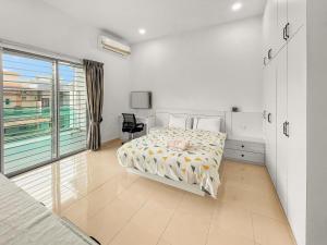 A bed or beds in a room at Entire 4 Bedroom Landed House, Yong Peng, Johor, Malaysia - Suitable for leisure, wedding & Big group travellers, Free Netflix, In- House Parking, 1min to Dragon Temple, 5 mins to MCD& KFC, 30 mins to Organic Farms