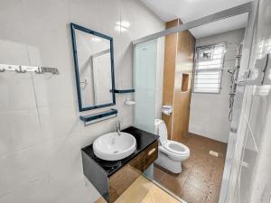 A bathroom at Entire 4 Bedroom Landed House, Yong Peng, Johor, Malaysia - Suitable for leisure, wedding & Big group travellers, Free Netflix, In- House Parking, 1min to Dragon Temple, 5 mins to MCD& KFC, 30 mins to Organic Farms
