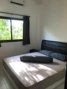 トンサラにあるSimurg Homeの大きな窓付きのベッドルームのベッド1台