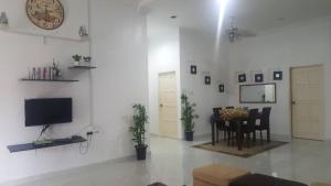 Μια τηλεόραση ή/και κέντρο ψυχαγωγίας στο NikAishy TransitAirport A1
