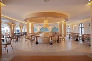 a large dining room with tables and chairs at Jomtien Thani Hotel in Jomtien Beach
