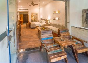 加尔加Paatlidun Safari Lodge, Jim Corbett的一间带木凳的房间和一间带床的房间