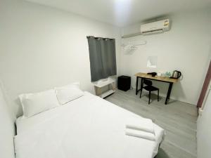 Bangkok NoiX GO INN Siriraj Wang Lang的卧室里有一张白色的床和一张书桌