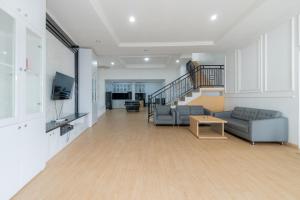 un salon avec un canapé, une table et une télévision dans l'établissement Villa Fiorenza III, à Sampal 2