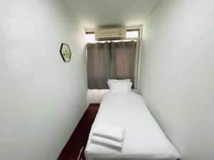 X GO INN Siriraj Wang Lang客房内的一张或多张床位