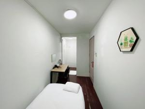 X GO INN Siriraj Wang Lang客房内的一张或多张床位
