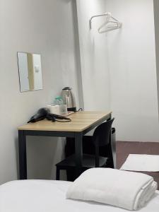 X GO INN Siriraj Wang Lang客房内的一张或多张床位