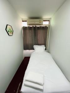 X GO INN Siriraj Wang Lang客房内的一张或多张床位