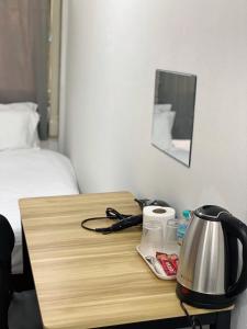 Una cama o camas en una habitación de GO INN Siriraj Wang Lang
