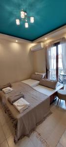 Postel nebo postele na pokoji v ubytování Artemis Apartments Тюркоазна гледка към морето