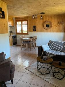 Kuchyň nebo kuchyňský kout v ubytování Appartement cosy dans chalet typique Région Diablerets Glacier 3000