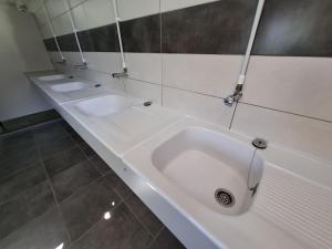 バンヌにあるLe Cabanon du campingのギャラリーの写真