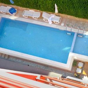 an overhead view of a swimming pool with chairs at Sea house Afrodita1-rooms in Nesebar