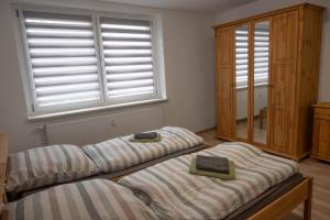 two beds sitting in a room with a window at Ferienwohnung zum Schlossblick in Wolkenstein