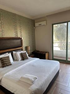 Postel nebo postele na pokoji v ubytování Aghadeer Hotel