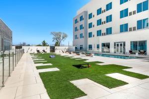 Bazén v ubytování Cambria Hotel Waco University Riverfront nebo v jeho okolí