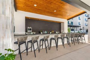 Restaurace v ubytování Cambria Hotel Waco University Riverfront