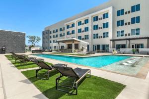 Bazén v ubytování Cambria Hotel Waco University Riverfront nebo v jeho okolí
